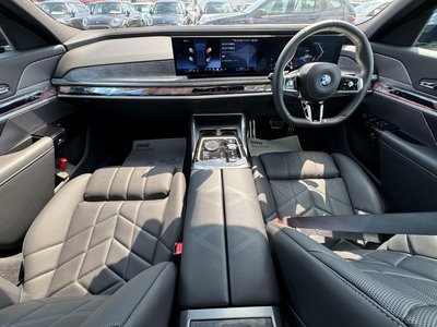 2025 BMW I7 thumbnail 17