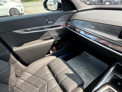 2025 BMW I7 thumbnail 34