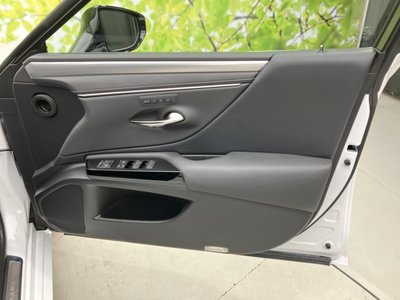 2024 Lexus ES thumbnail 23