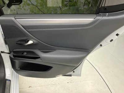 2024 Lexus ES thumbnail 24