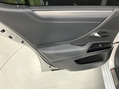 2024 Lexus ES thumbnail 22