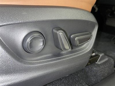 2025 Toyota CROWN ESTATE thumbnail 29