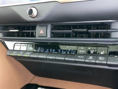2025 Toyota CROWN ESTATE photo 14