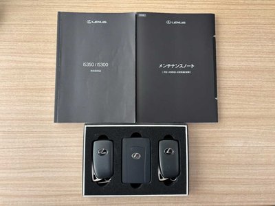 2022 Lexus IS photo 2