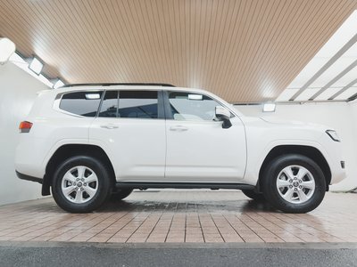 2025 Toyota LAND CRUISER 300 photo 7