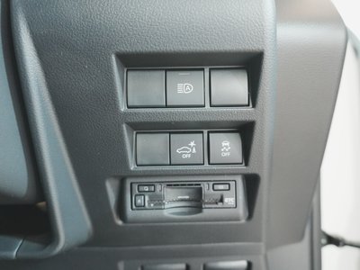 2025 Toyota LAND CRUISER 300 thumbnail 36