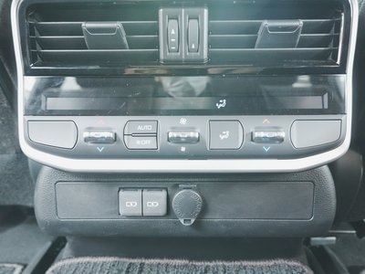 2025 Toyota LAND CRUISER 300 thumbnail 43