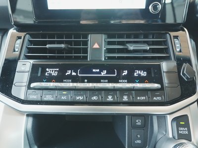 2025 Toyota LAND CRUISER 300 thumbnail 33