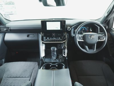2025 Toyota LAND CRUISER 300 photo 2