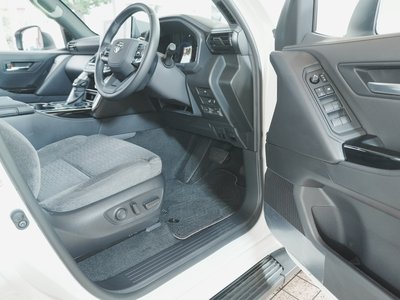 2025 Toyota LAND CRUISER 300 thumbnail 45