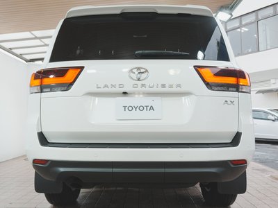 2025 Toyota LAND CRUISER 300 photo 10
