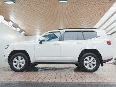 2025 Toyota LAND CRUISER 300 photo 8