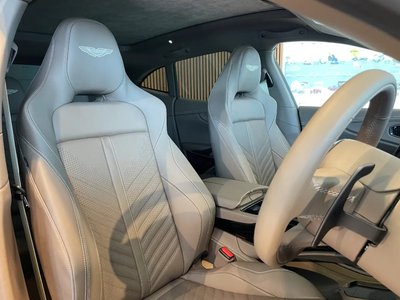 2026 Aston Martin DBX — миниатюра 8