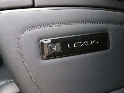صورة 40 لـ 2024 Lexus LM
