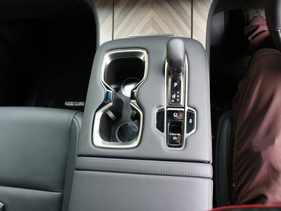 صورة 31 لـ 2024 Lexus LM