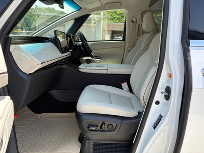2024 Lexus LM — фото 15