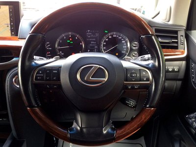 2016 Lexus LX photo 32