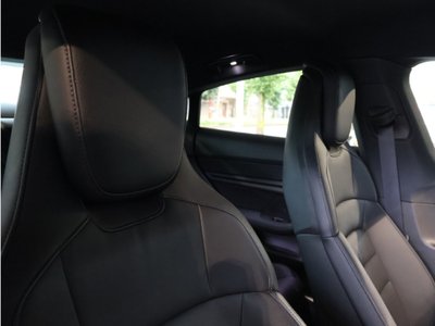 صورة 15 لـ 2021 Porsche TAYCAN