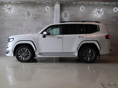 2025 Toyota LAND CRUISER 300 photo 5