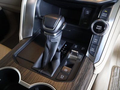 2025 Toyota LAND CRUISER 300 thumbnail 34