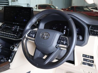 2025 Toyota LAND CRUISER 300 photo 8