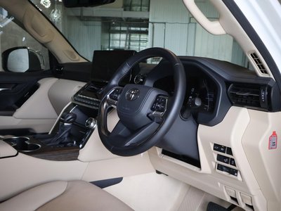 2025 Toyota LAND CRUISER 300 photo 9