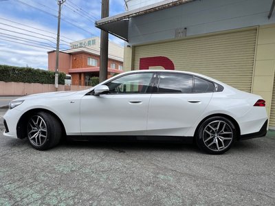 2025 BMW 5 SERIES photo 11