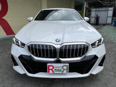 2025 BMW 5 SERIES photo 9