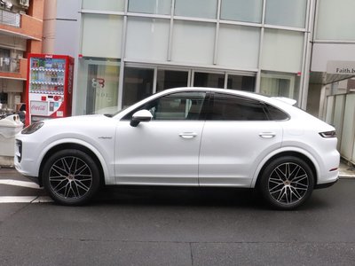 2025 Porsche CAYENNE photo 5