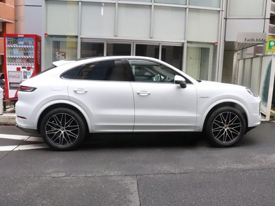 2025 Porsche CAYENNE photo 4
