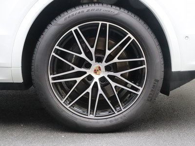 2025 Porsche CAYENNE thumbnail 19