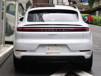 2025 Porsche CAYENNE photo 3