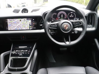2025 Porsche CAYENNE photo 15