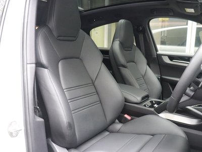 2025 Porsche CAYENNE photo 14