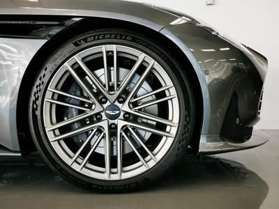 2025 Aston Martin DB12 — фото 5