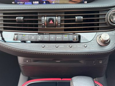 2018 Lexus LS thumbnail 35