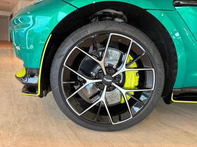 2026 Aston Martin DBX photo 13