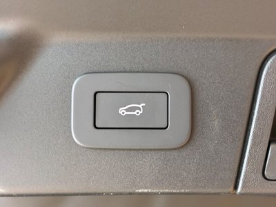 2025 LAND Rover RANGE ROVER VELAR thumbnail 25