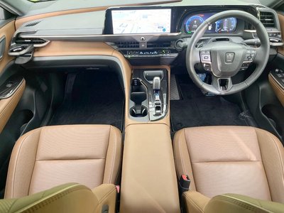 2025 Toyota CROWN ESTATE photo 2