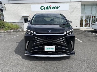 2025 Lexus LM photo 2