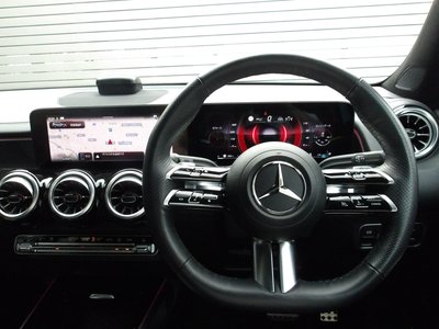 2025 Mercedes-BENZ GLB thumbnail 33