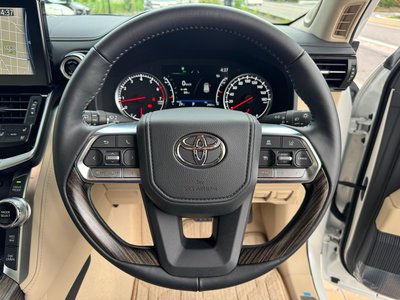 2023 Toyota LAND CRUISER 300 thumbnail 18