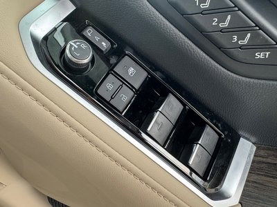 2023 Toyota LAND CRUISER 300 thumbnail 25