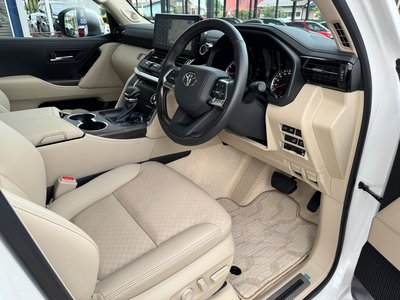 2023 Toyota LAND CRUISER 300 thumbnail 17