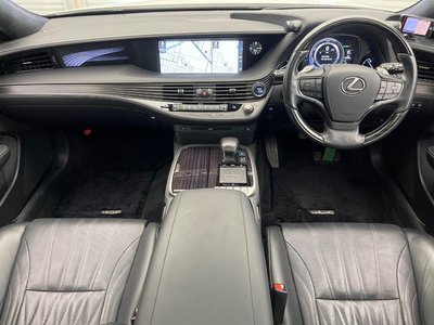 2017 Lexus LS photo 2