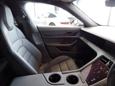2021 Porsche TAYCAN 照片 16
