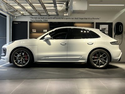 2021 Porsche MACAN photo 3