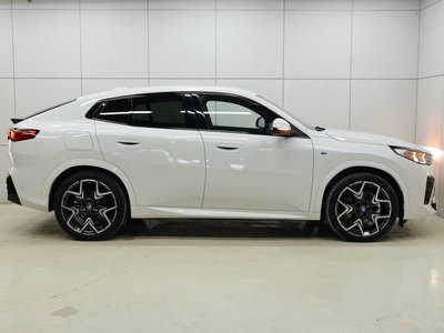 2025 BMW IX2 — миниатюра 8