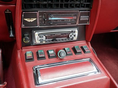 صورة 46 لـ 1983 Aston Martin V8