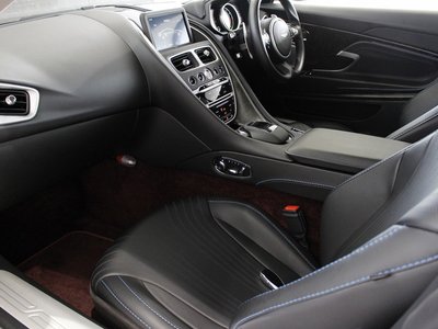 صورة 18 لـ 2017 Aston Martin DB11